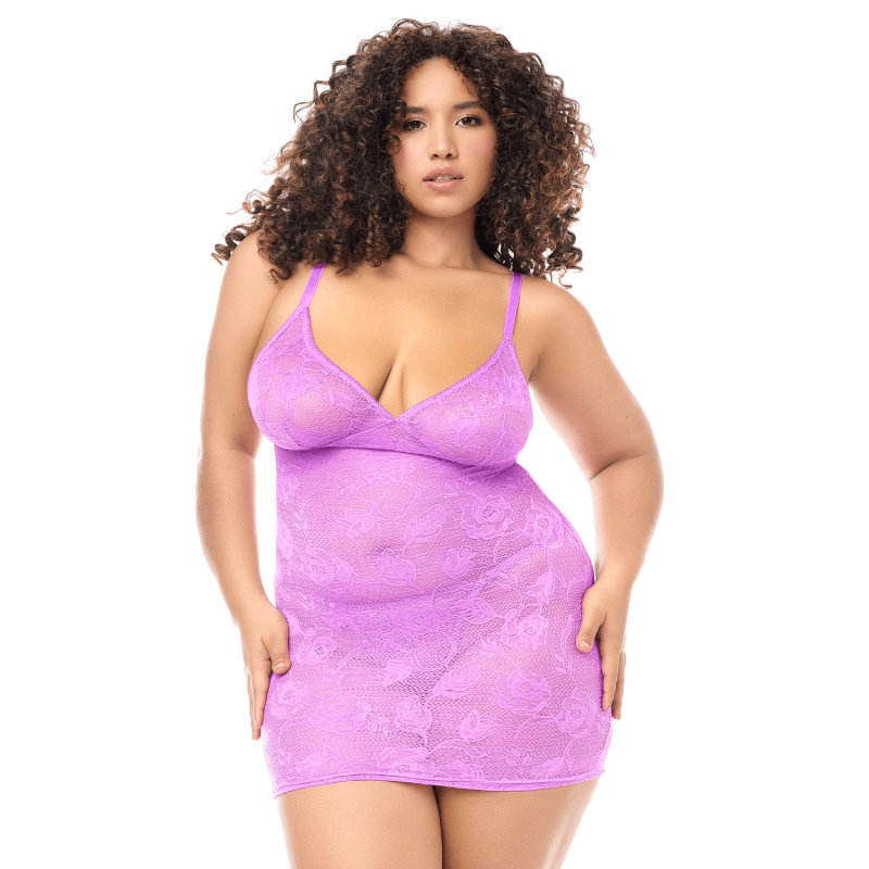Babydoll violet grande taille en dentelle porté de face