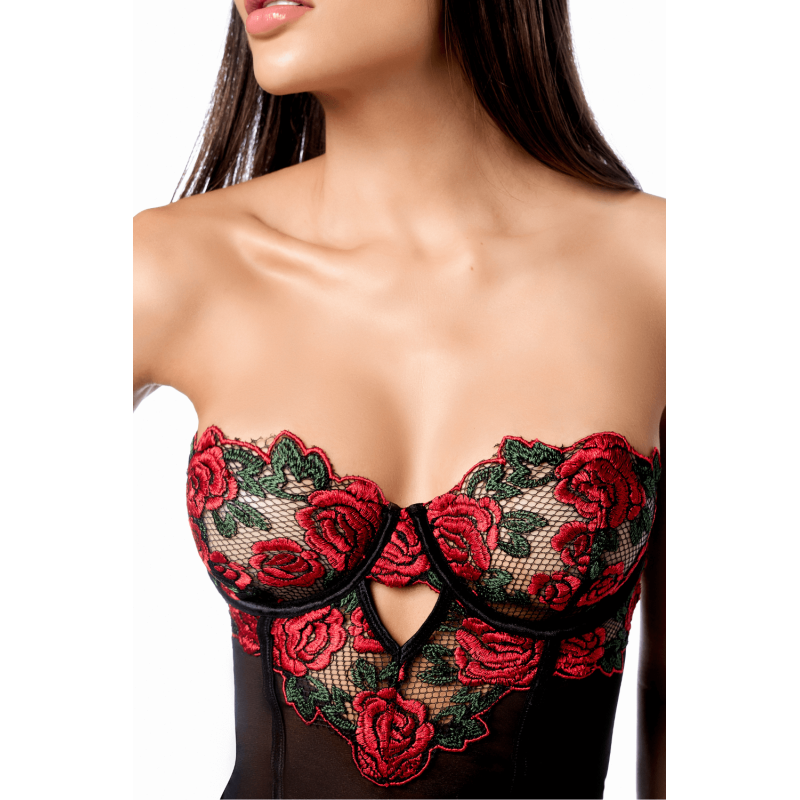Détail des bonnets brodés de roses rouges du babydoll noir