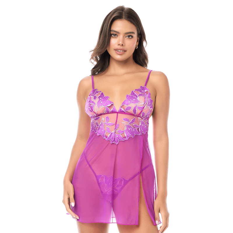 Babydoll violet transparent à broderies florales porté de face