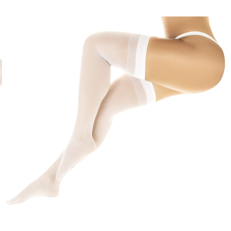 Bas blancs transparents portés jambes repliées