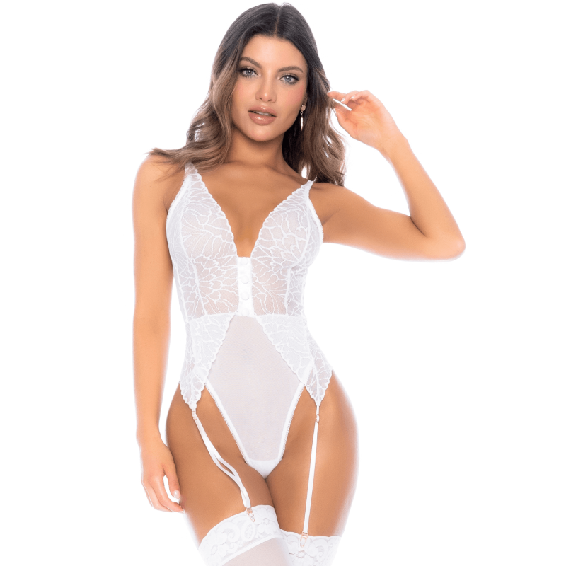 Body blanc en dentelle avec jarretelles intégrées porté de face