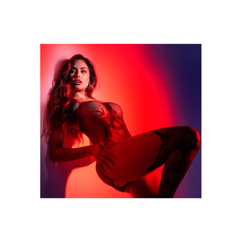 Mapalé Body résille serpent avec bas intégrés – mise en scène assise sur fond coloré